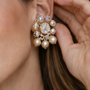 VINTAGE 1950s AURORA BOREALIS RHINESTONE CLIP-ON EARRINGS – PEARL CLUSTER